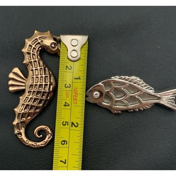 Lot Of 2 Fish Marine Life Brooches Seahorse And Fish Brooch - Picture 4 of 4